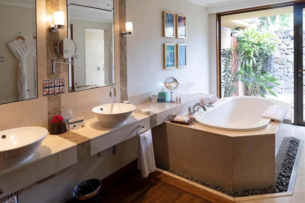 Maradiva Villas Resort villa bathroom